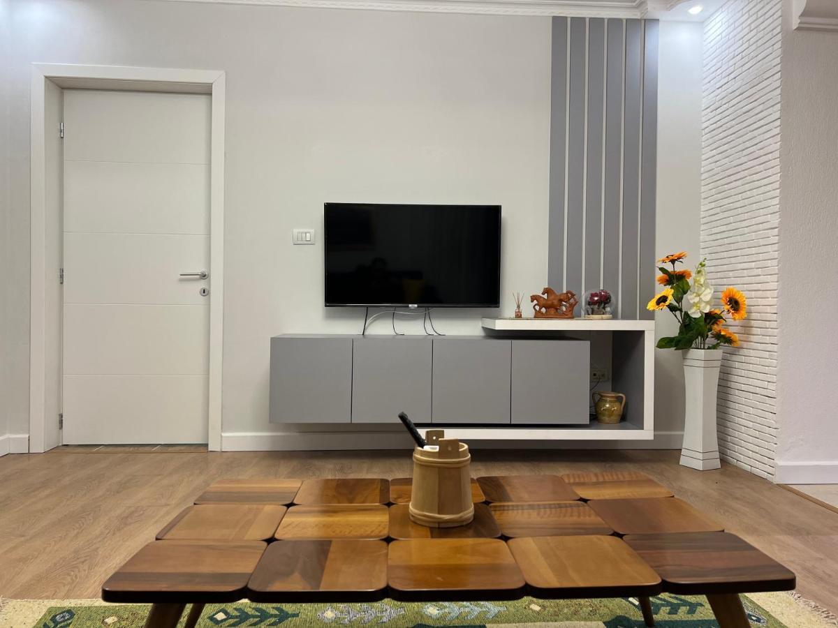 Chestnut Yard Villa Tirana Bagian luar foto